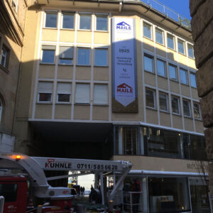 FRAMELESS ist ein Textilspannrahmen-System aus Aluminium, das sich durch elegante Optik sowie langlebige, herausragende Qualität auszeichnet und mittels verschiedener Produktvarianten vielfältige Anwendung findet.

FRAMELESS Textilspannrahmen sind individuell auf Ihre Bedürfnisse anpassbar:

Neben verschiedenen Profilen, sowohl für den Indoor- als auch für den Outdooreinsatz, optionalen Beleuchtungsmöglichkeiten mit modernster LED-Technik sowie lichtechten, UV-beständigen und B1-brandschutzzertifizierten Textildrucken, bietet Ihnen ALGROUP auch alle Servicekompetenzen.

Der einfache und schnelle Motivwechsel mittels angenähter Gummilippen, macht das System für die konstante und dauerhaft hochwertige Präsentation besonders attraktiv. Die knitterfreie Mehrfachverwendung der Stoffdrucke ist problemlos möglich, die Drucke sind PVC-frei, geruchsneutral und einfach zu entsorgen. Die Rahmenmontage ist ohne Spezialwerkzeug mühelos möglich, der demontierte Versand – auch bei großen Formaten – garantiert Ihnen niedrige Transportkosten.